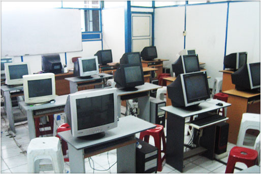 komputer Ruang Sistem Informasi STIKes
