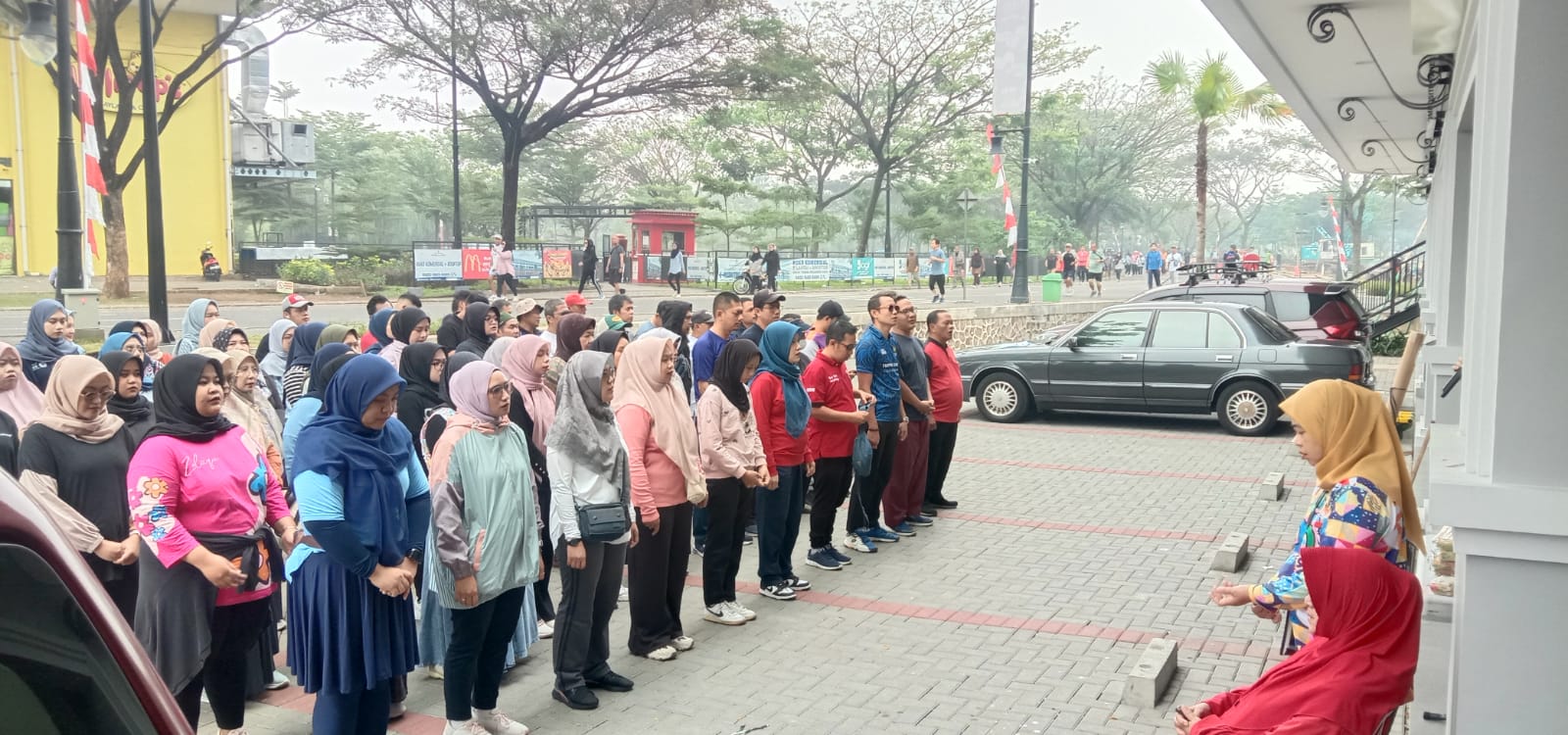 IMG 20250805 WA0008 PEMBIASAAN RUTIN DOA DAN APEL PAGI  SEBELUM AKTIVITAS BEKERJA DI STIKes DHARMA HUSADA STIKes