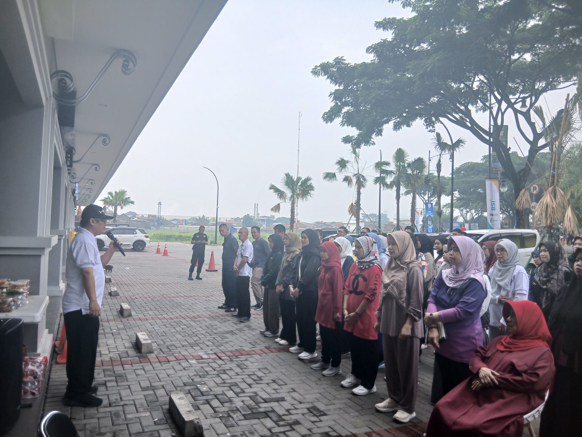 PEMBIASAAN RUTIN APEL DAN DOA PAGI  DI KAMPUS STIKrs DHARMA HUSADA 20251028 081556 1 PEMBIASAAN RUTIN APEL DAN DOA PAGI  DI KAMPUS STIKrs DHARMA HUSADA STIKes