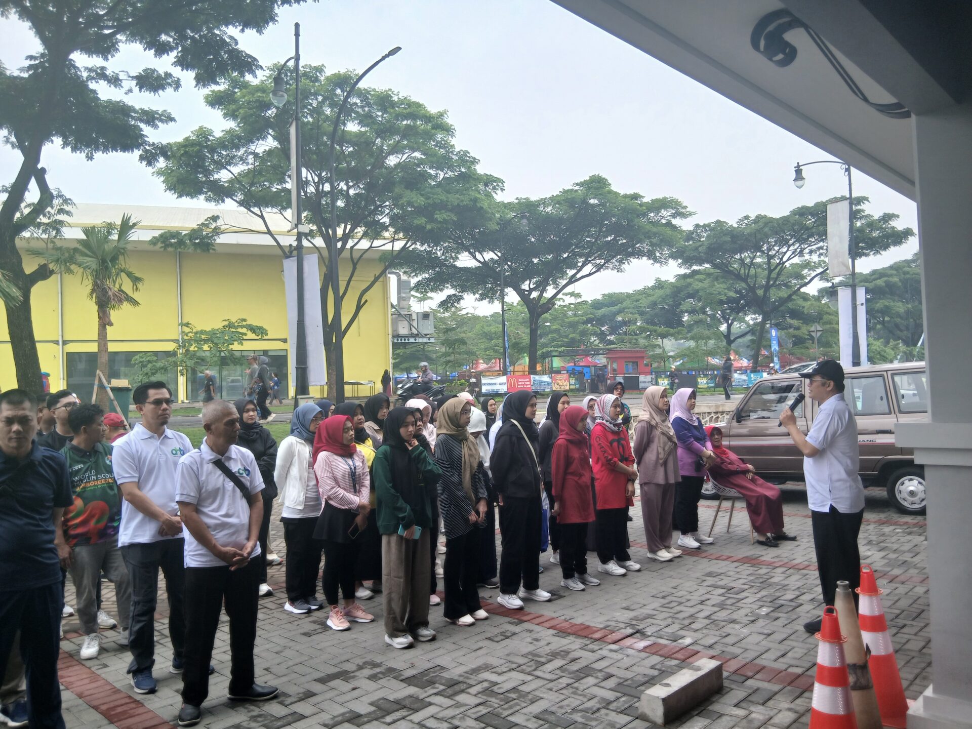 PEMBIASAAN RUTIN APEL DAN DOA PAGI  DI KAMPUS STIKrs DHARMA HUSADA 20251028 081711 PEMBIASAAN RUTIN APEL DAN DOA PAGI  DI KAMPUS STIKrs DHARMA HUSADA STIKes