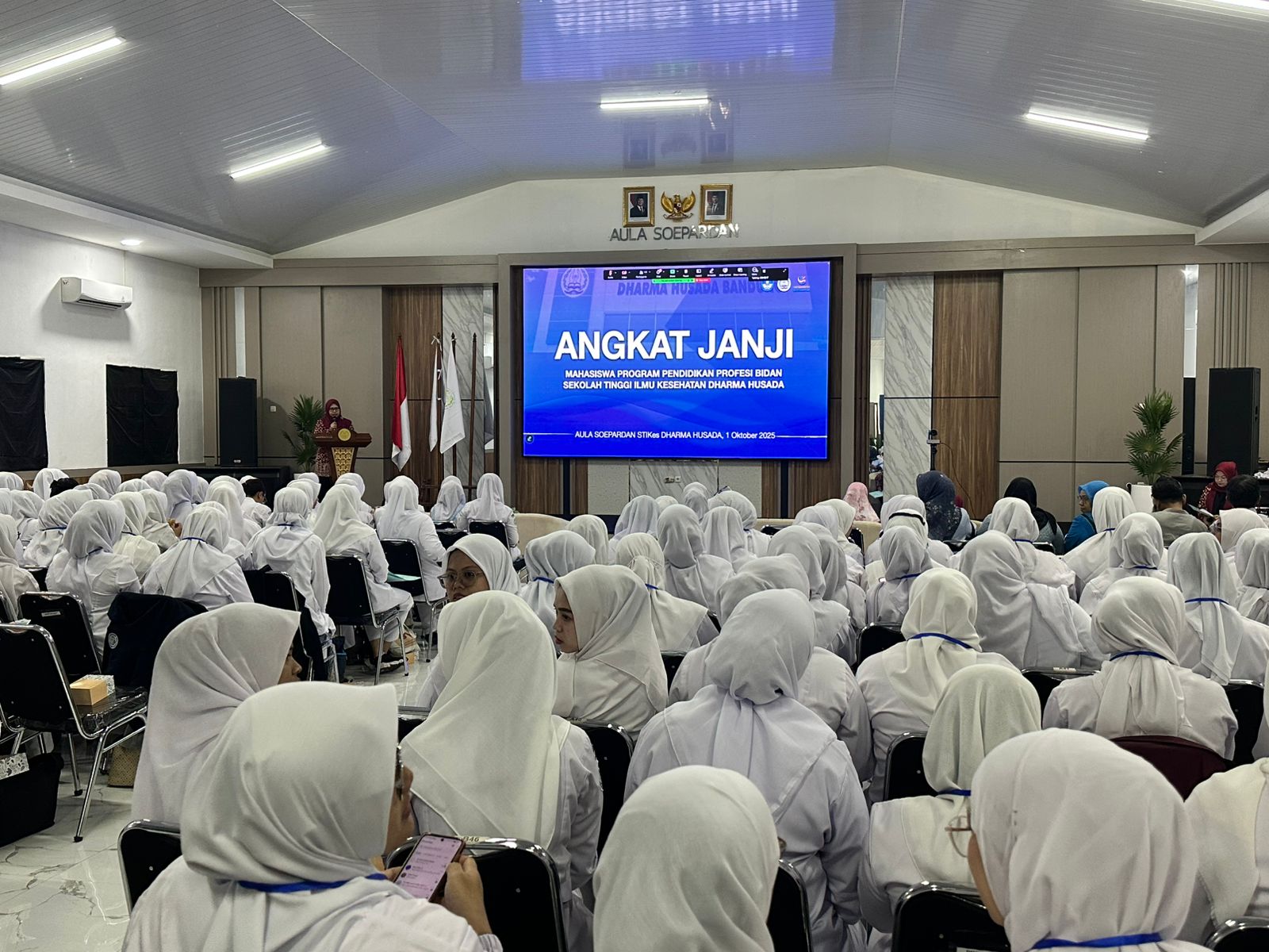 IMG 20251001 WA0031 1 ANGKAT JANJI PENDIDIKAN PROFESI BIDAN STIKes DHARMA HUSADA TAHUN PROFESI 2025/2026 STIKes