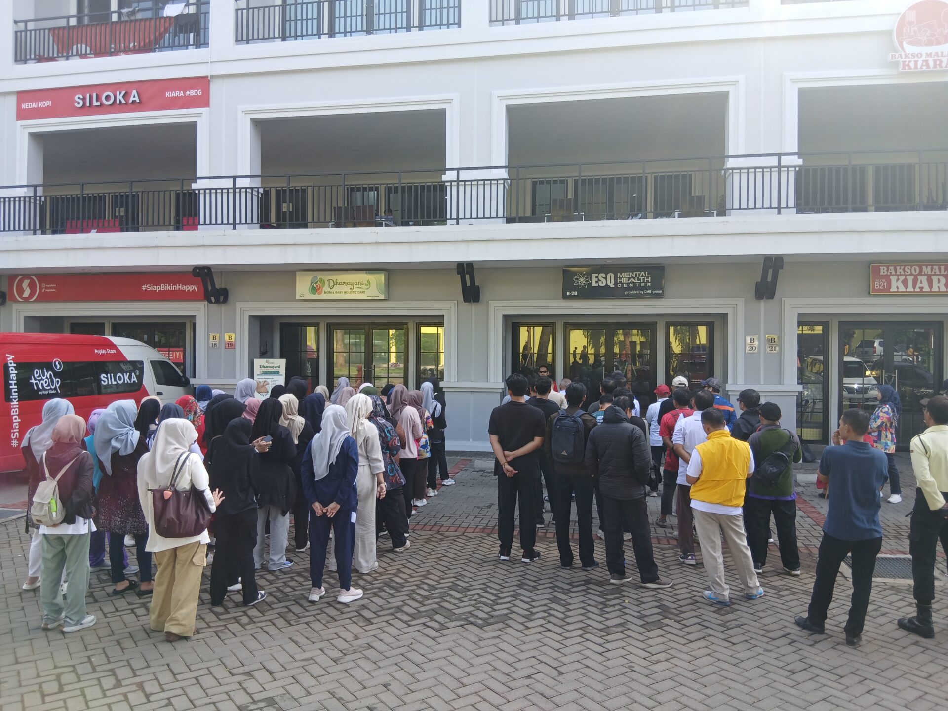 20251104 082041 2 EDUKASI TRAINING TRANSFER PASIEN DR SCOOP STRECHER/BLANGKAR AMBULANCE  DI STIKes DHARMA HUSADA STIKes