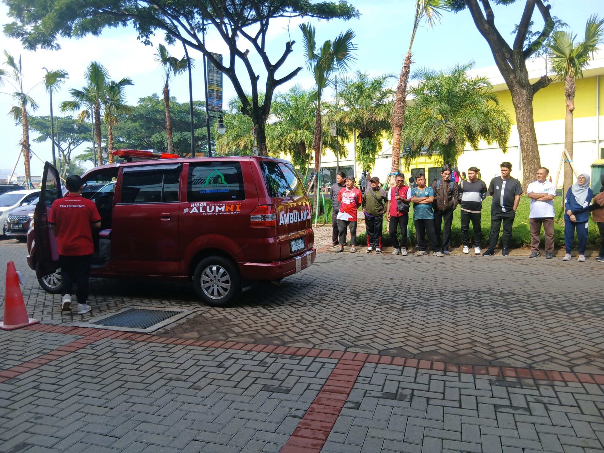 20251104 082640 2 EDUKASI TRAINING TRANSFER PASIEN DR SCOOP STRECHER/BLANGKAR AMBULANCE  DI STIKes DHARMA HUSADA STIKes