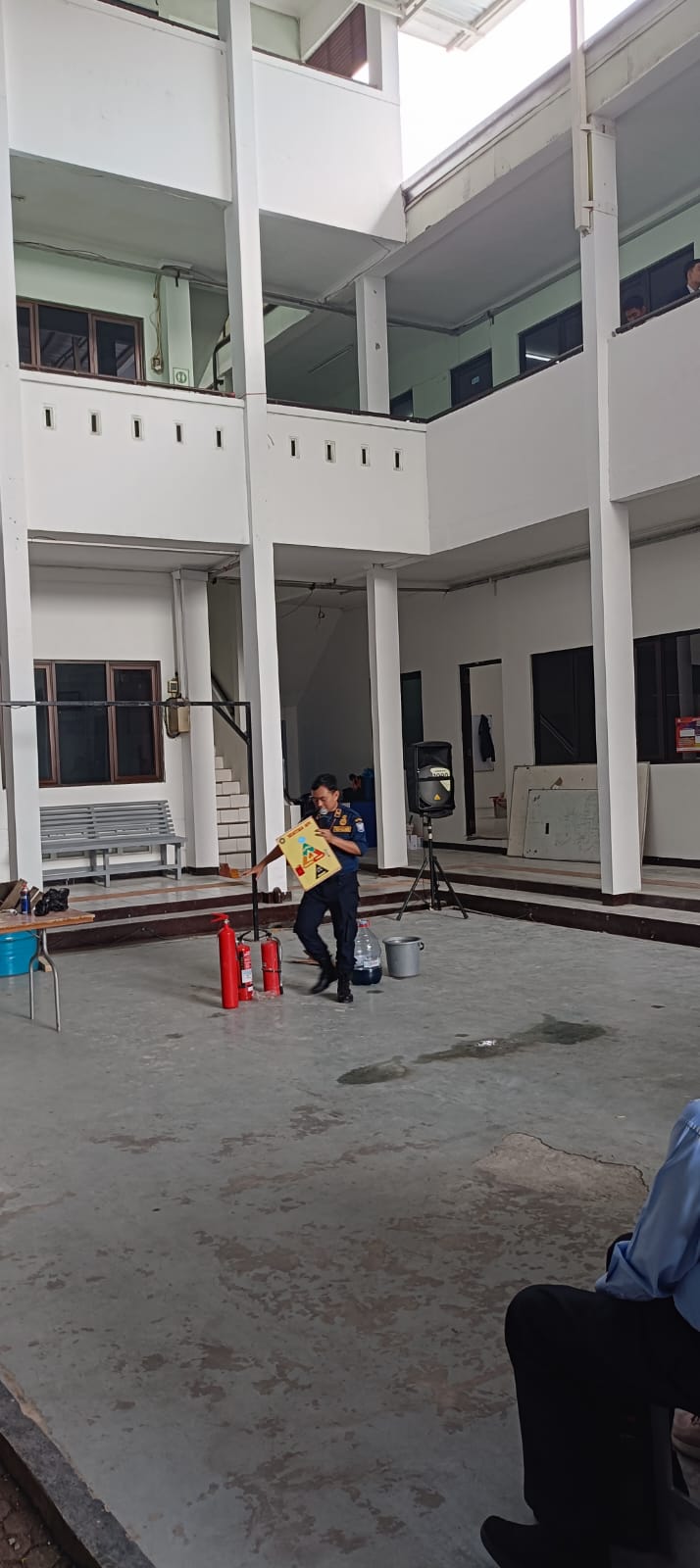 IMG 20251117 WA0005 EDUKASI KESIAPSIAGAAN BENCANA KEBAKARAN DI KAMPUS STIKes DHARMA HUSADA STIKes