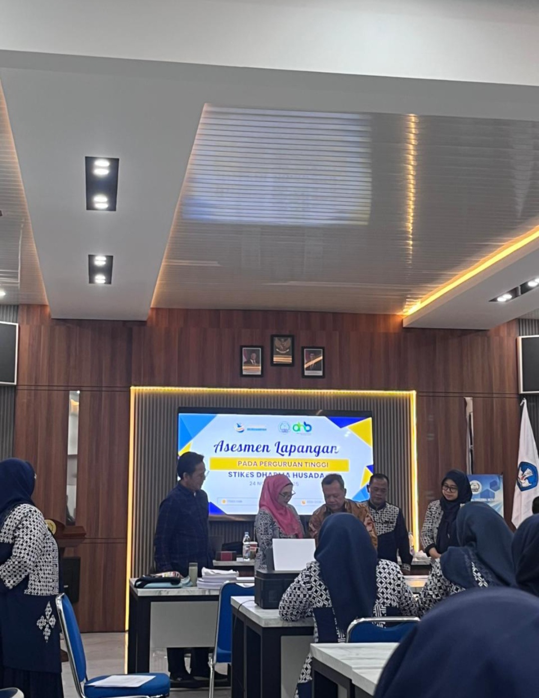Screenshot 20251125 073202 WhatsApp PELAKSANAAN ASESMEM LAPANGAN AKREDITASI  INSTITUSI PERGURUAN TINGGI (AIPT) STIKes DHARMA HUSADA STIKes