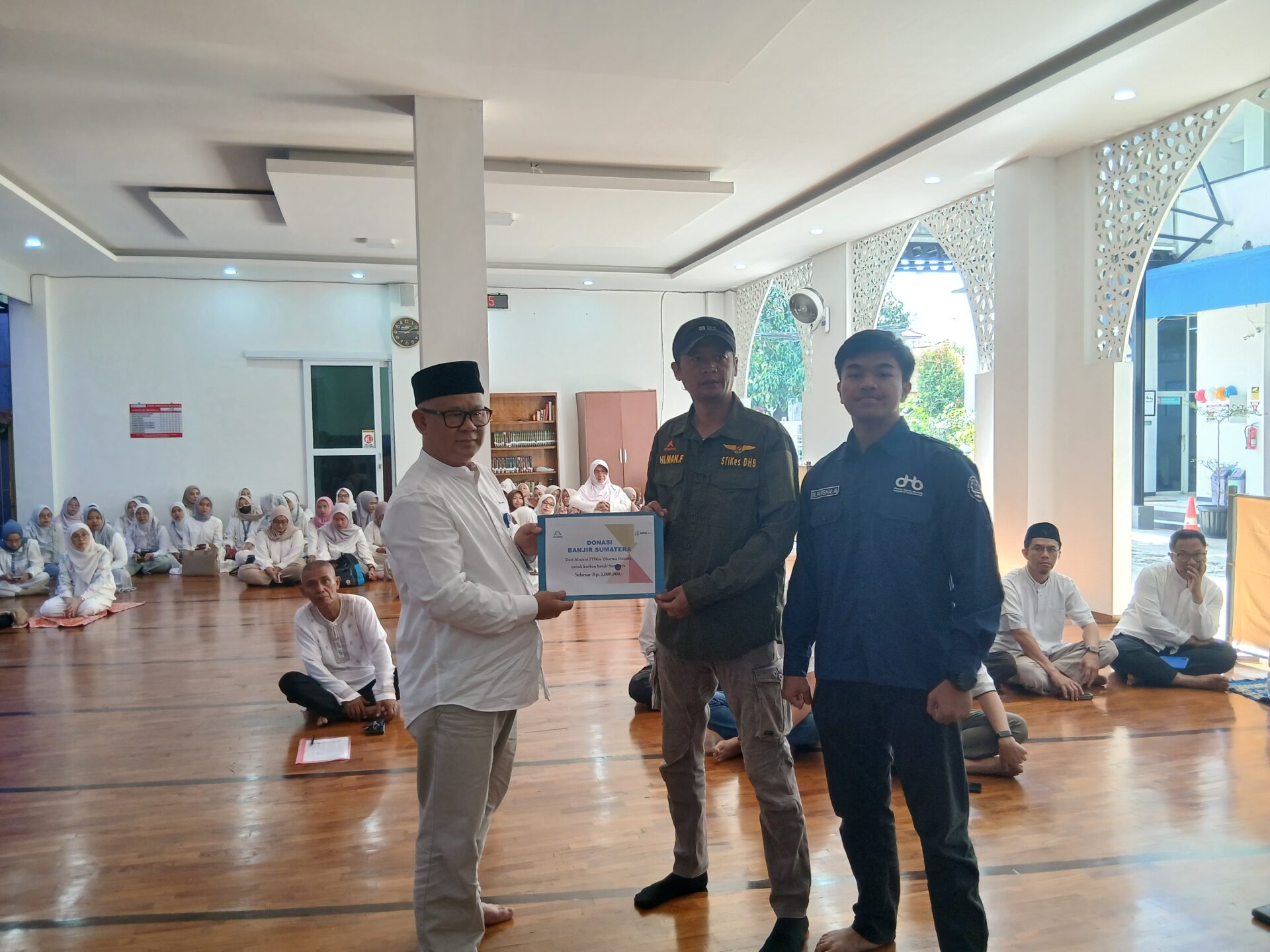 20251205 091326 STIKes DHARMA HUSADA KEMBALI MENGIRIMKAN  DOSEN DAN MAHASISWA  SEBAGAI TIM RELAWAN TIMKES   PADA BENCANA BANJIR BANDANG DAN LONGSOR DI SUMATERA UTARA STIKes