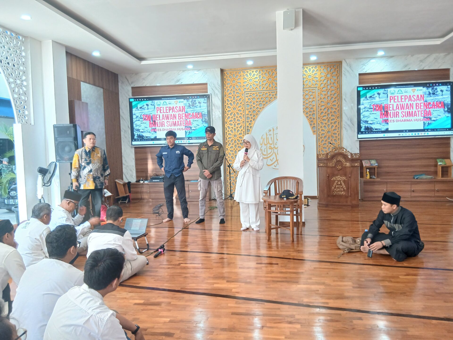 20251205 091356 STIKes DHARMA HUSADA KEMBALI MENGIRIMKAN  DOSEN DAN MAHASISWA  SEBAGAI TIM RELAWAN TIMKES   PADA BENCANA BANJIR BANDANG DAN LONGSOR DI SUMATERA UTARA STIKes