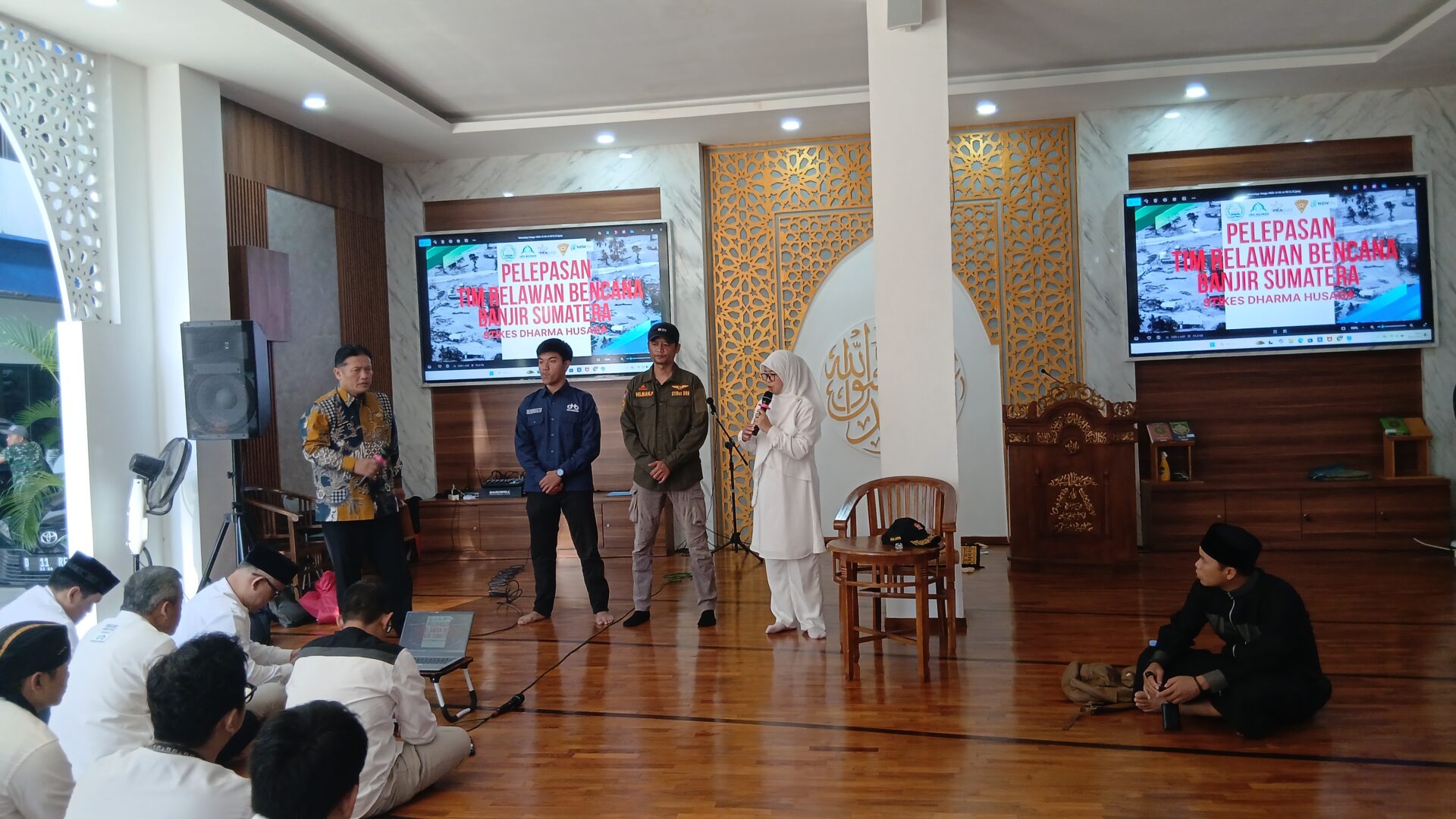 20251205 091526 STIKes DHARMA HUSADA KEMBALI MENGIRIMKAN  DOSEN DAN MAHASISWA  SEBAGAI TIM RELAWAN TIMKES   PADA BENCANA BANJIR BANDANG DAN LONGSOR DI SUMATERA UTARA STIKes