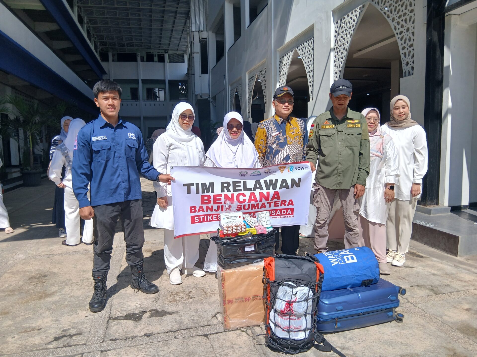 20251205 092311 STIKes DHARMA HUSADA KEMBALI MENGIRIMKAN  DOSEN DAN MAHASISWA  SEBAGAI TIM RELAWAN TIMKES   PADA BENCANA BANJIR BANDANG DAN LONGSOR DI SUMATERA UTARA STIKes
