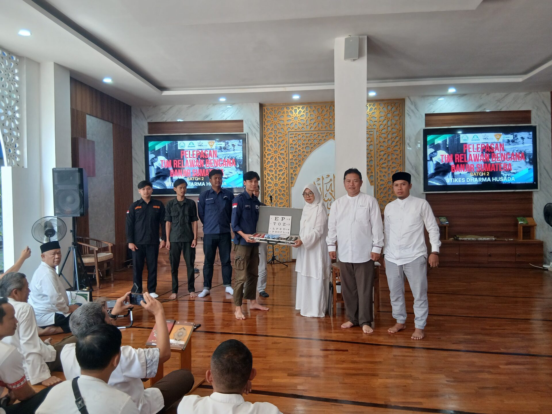 20251212 090458 STIKes DHARMA HUSADA KEMBALI BERANGKATKAN BET KE 2.  RELAWAN TIMKES BANTU KORBAN BANJIR BANDANG & LONGOR DI PROPINSI ACEH, SUMATERA  UTARA dan SUMATERA BARAT. STIKes