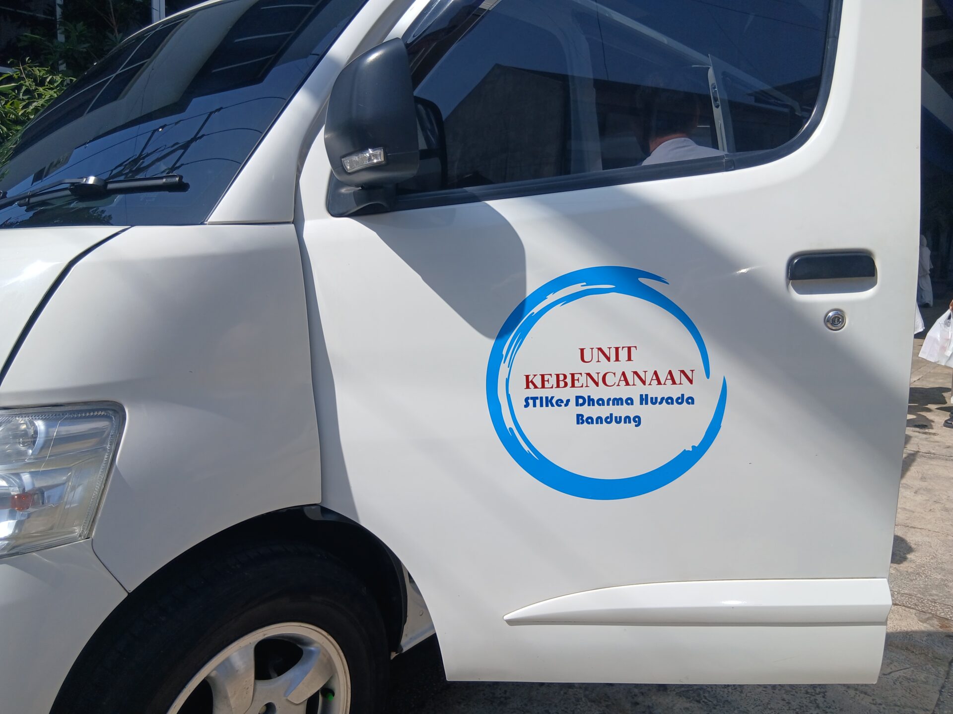 20251212 091442 STIKes DHARMA HUSADA KEMBALI BERANGKATKAN BET KE 2.  RELAWAN TIMKES BANTU KORBAN BANJIR BANDANG & LONGOR DI PROPINSI ACEH, SUMATERA  UTARA dan SUMATERA BARAT. STIKes