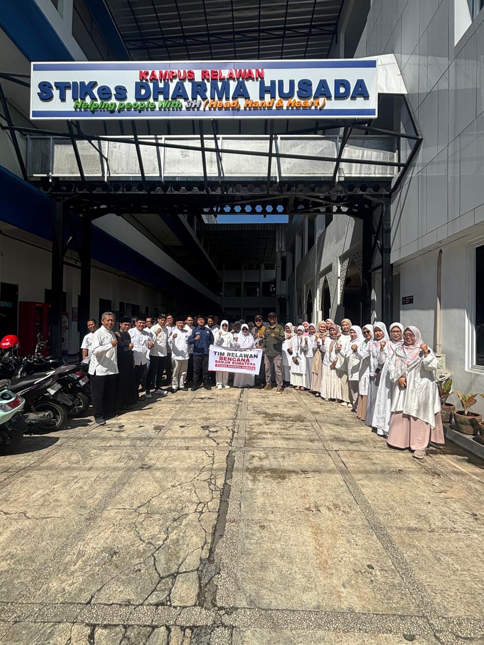 IMG 20251205 WA0006 STIKes DHARMA HUSADA KEMBALI MENGIRIMKAN  DOSEN DAN MAHASISWA  SEBAGAI TIM RELAWAN TIMKES   PADA BENCANA BANJIR BANDANG DAN LONGSOR DI SUMATERA UTARA STIKes