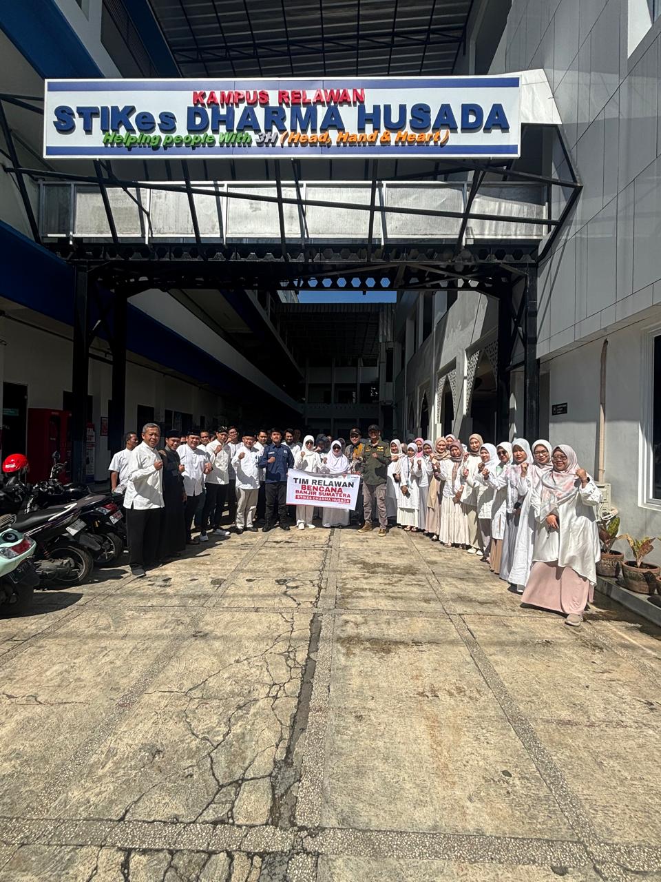 IMG 20251205 WA0007 1 STIKes DHARMA HUSADA KEMBALI MENGIRIMKAN  DOSEN DAN MAHASISWA  SEBAGAI TIM RELAWAN TIMKES   PADA BENCANA BANJIR BANDANG DAN LONGSOR DI SUMATERA UTARA STIKes