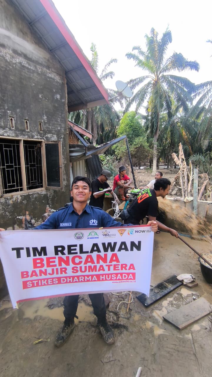 IMG 20251207 WA0021 STIKes DHARMA HUSADA KEMBALI MENGIRIMKAN  DOSEN DAN MAHASISWA  SEBAGAI TIM RELAWAN TIMKES   PADA BENCANA BANJIR BANDANG DAN LONGSOR DI SUMATERA UTARA STIKes
