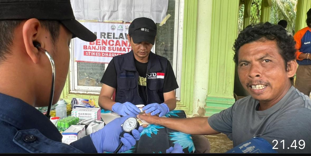 IMG 20251207 WA0022 1 TIM RELAWAN TIMKES STIKes DHARMA HUSADA MENDAPAT KUNJUNGAN DAN BANTUAN OBAT OBATAN DARI MENTERI AHY ( AGUS HARIMURTI YUDHOYONO) BUAT MASYARAKAT ACEH TAMIANG YANG TERDAMPAK BENCANA BANJIR BANDANG DAN LONGSOR STIKes