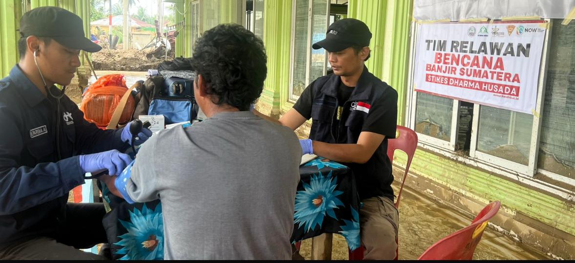 IMG 20251207 WA0023 STIKes DHARMA HUSADA KEMBALI MENGIRIMKAN  DOSEN DAN MAHASISWA  SEBAGAI TIM RELAWAN TIMKES   PADA BENCANA BANJIR BANDANG DAN LONGSOR DI SUMATERA UTARA STIKes