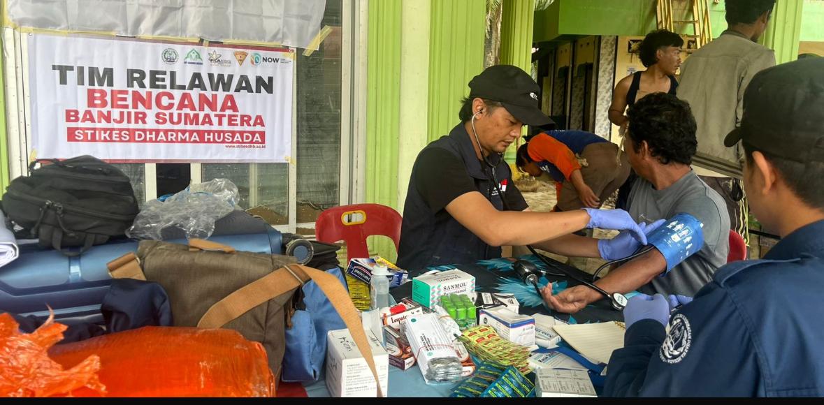 IMG 20251207 WA0024 STIKes DHARMA HUSADA KEMBALI MENGIRIMKAN  DOSEN DAN MAHASISWA  SEBAGAI TIM RELAWAN TIMKES   PADA BENCANA BANJIR BANDANG DAN LONGSOR DI SUMATERA UTARA STIKes