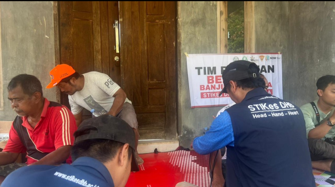 Screenshot 20251210 224615 WhatsApp TIM RELAWAN TIMKES STIKes DHARMA HUSADA MENDAPAT KUNJUNGAN DAN BANTUAN OBAT OBATAN DARI MENTERI AHY ( AGUS HARIMURTI YUDHOYONO) BUAT MASYARAKAT ACEH TAMIANG YANG TERDAMPAK BENCANA BANJIR BANDANG DAN LONGSOR STIKes