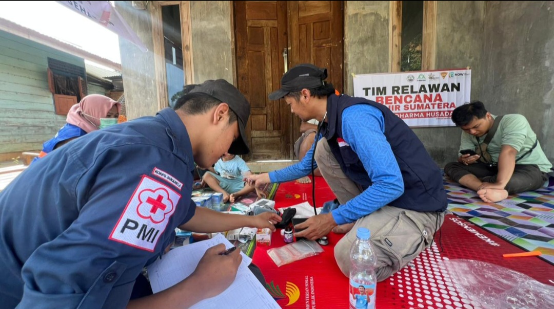 Screenshot 20251210 224622 WhatsApp TIM RELAWAN TIMKES STIKes DHARMA HUSADA MENDAPAT KUNJUNGAN DAN BANTUAN OBAT OBATAN DARI MENTERI AHY ( AGUS HARIMURTI YUDHOYONO) BUAT MASYARAKAT ACEH TAMIANG YANG TERDAMPAK BENCANA BANJIR BANDANG DAN LONGSOR STIKes