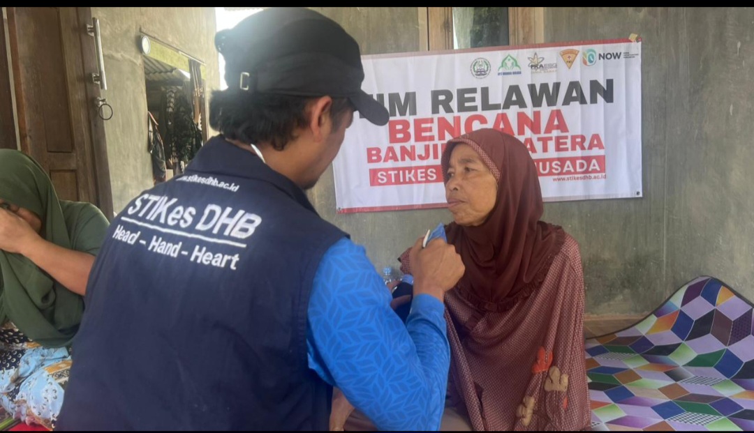 Screenshot 20251210 224630 WhatsApp TIM RELAWAN TIMKES STIKes DHARMA HUSADA MENDAPAT KUNJUNGAN DAN BANTUAN OBAT OBATAN DARI MENTERI AHY ( AGUS HARIMURTI YUDHOYONO) BUAT MASYARAKAT ACEH TAMIANG YANG TERDAMPAK BENCANA BANJIR BANDANG DAN LONGSOR STIKes