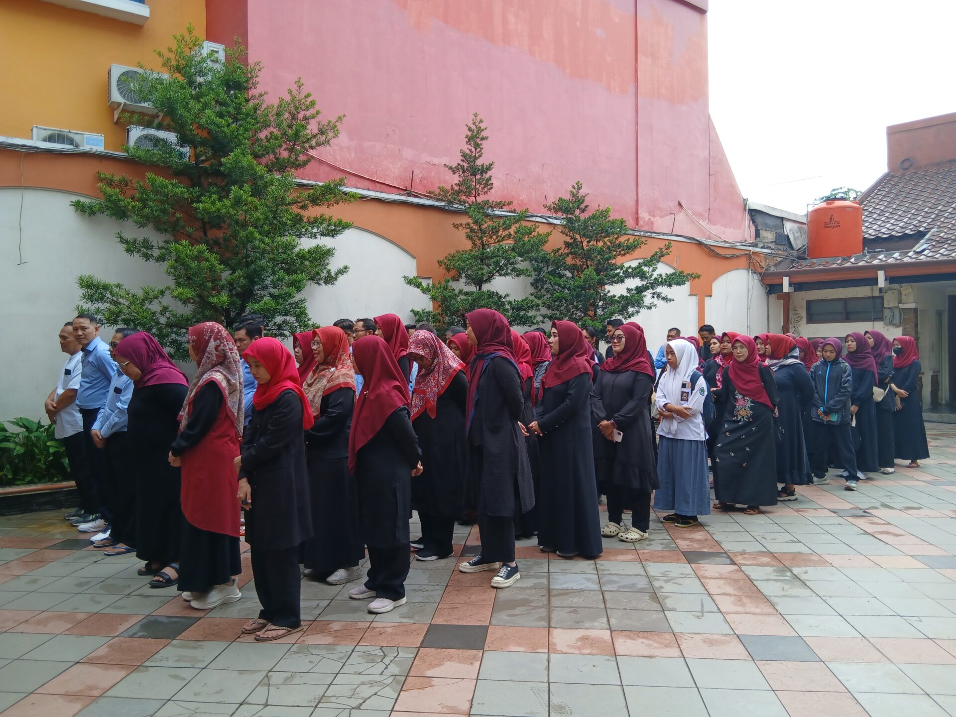 20260126 082413 PEMBIASAAN KEGIATAN RUTIN APEL DAN DOA PAGI SEBELUM AKTIVITAS BEKERJA DI STIKes DHARMA HUSADA STIKes