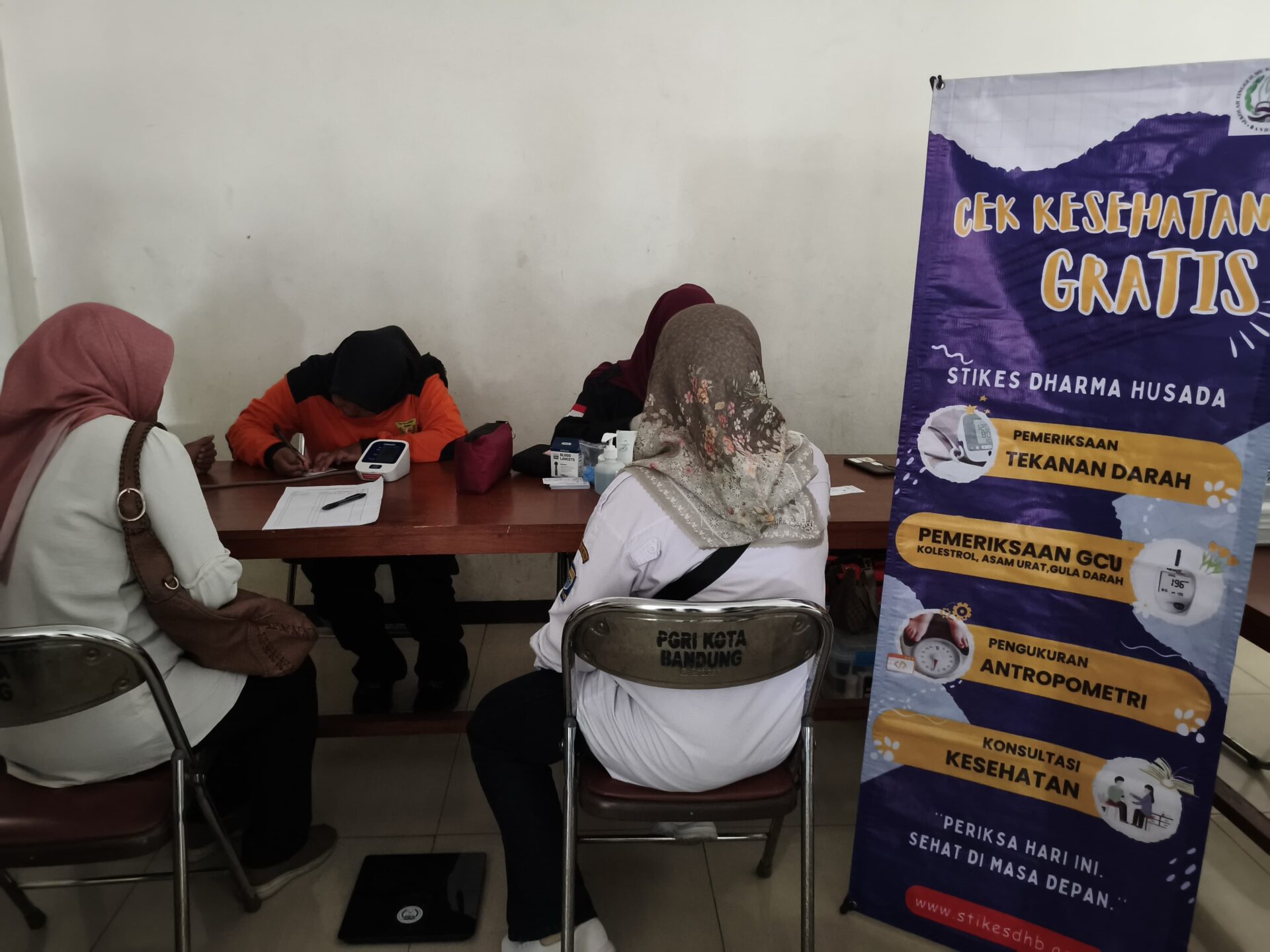 KEGIATAN TIMKES STIKes DHARMA HUSADA DI BULAN SUCI RAMADHAN 1447 H. TAHUN 2026, BERUPA PEMERIKSAAN GCU DAN PEMERIKSAAN MATA KEPADA JAJARAN PENGURUS DAN ANGGOTA PGRI KOTA BANDUNG. IMG 20260304 WA0011 KEGIATAN TIMKES STIKes DHARMA HUSADA DI BULAN SUCI RAMADHAN 1447 H. TAHUN 2026, BERUPA PEMERIKSAAN GCU DAN PEMERIKSAAN MATA KEPADA JAJARAN PENGURUS DAN ANGGOTA PGRI KOTA BANDUNG. STIKes